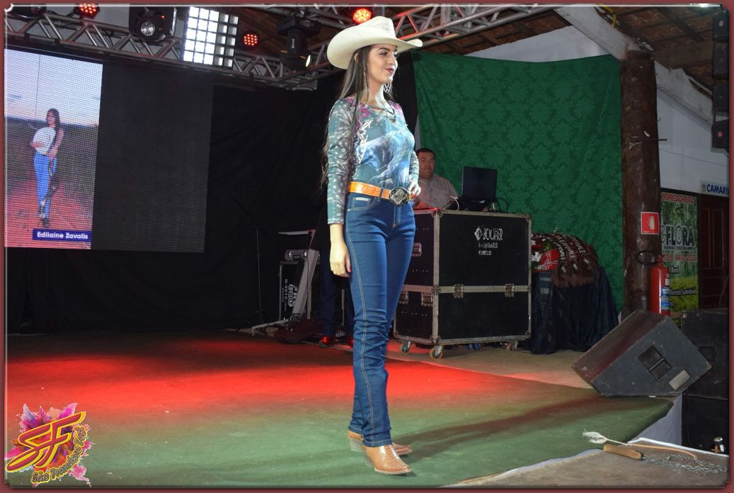 DESFILE DA RAINHA DA EXPOVALE 2019